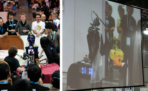 デモチャレンジ。客の注文を受けるロボット（左側）と離れた場所で綿菓子を作るロボット